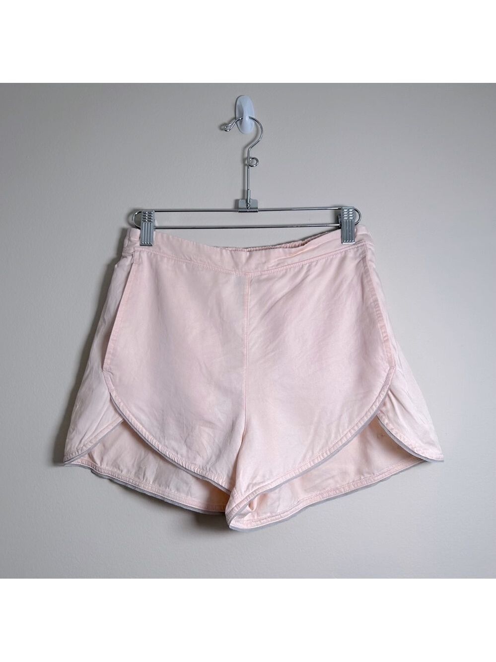 Rare Lululemon Wake and Flow Short High Rise Loose Fit Butter  Pink Size 6 - Picture 2 of 8